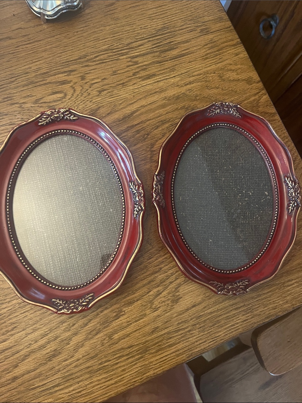 Decorative Oval Picture Frame Set in Deep Red   7x6